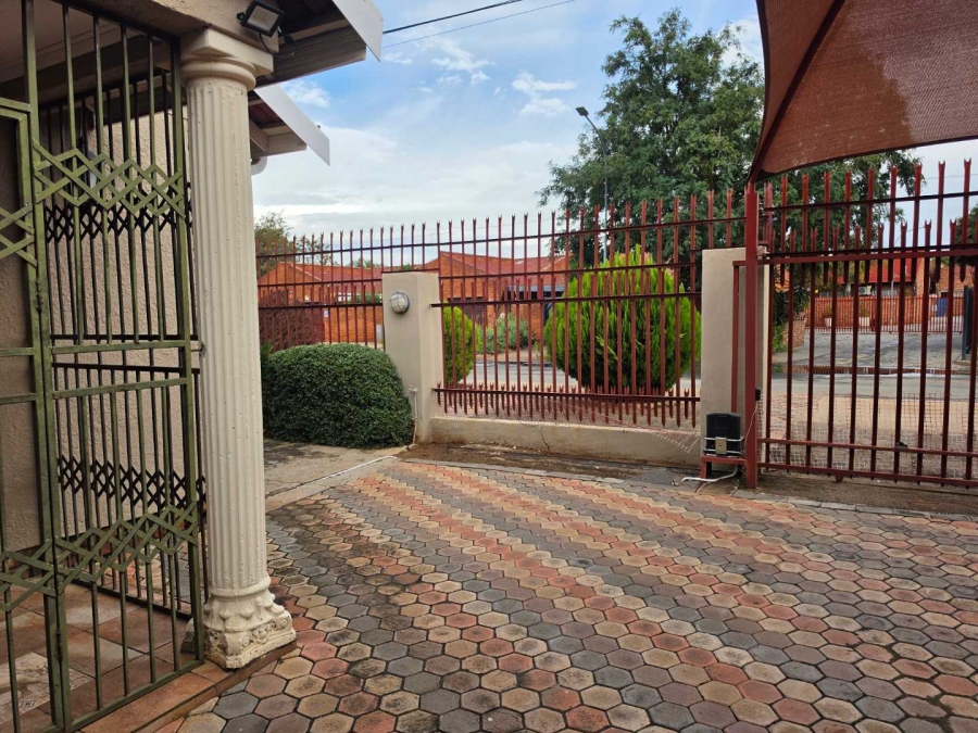 To Let 2 Bedroom Property for Rent in Rhodesdene Northern Cape